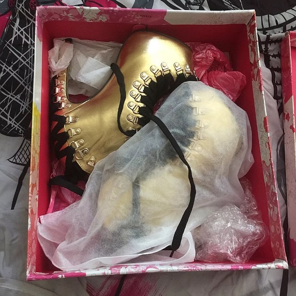 Gold Shoes Size Us 8 - Picture 6 of 6